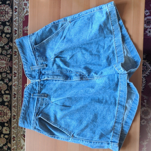 Levi's High Rise Mom Shorts - Picture 3 of 11